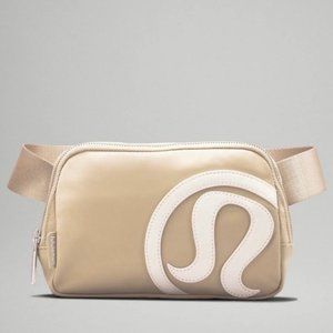 Lululemon Everywhere Belt Bag Trench/White Opal